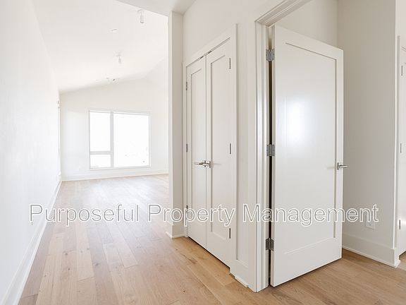 3rd image of 934 Hangar Dr #9