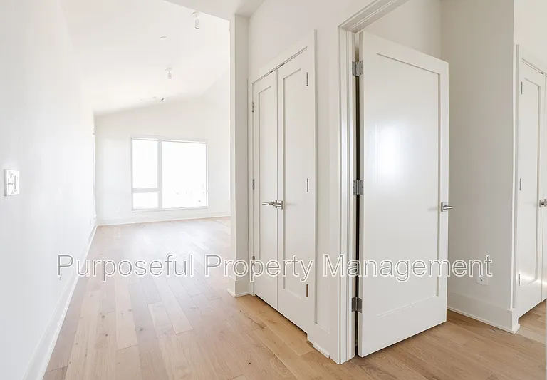 934 Hangar Dr #9 — Photo 2