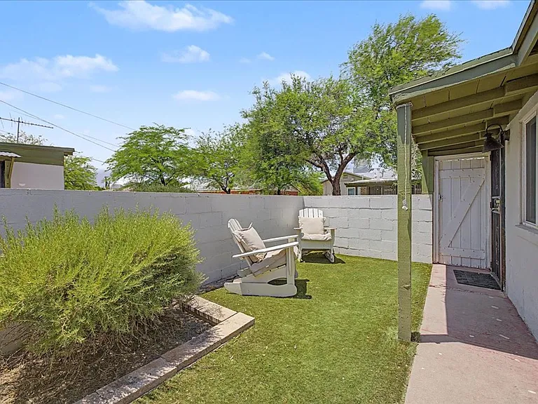 2120 E Silver St #B — Photo 3