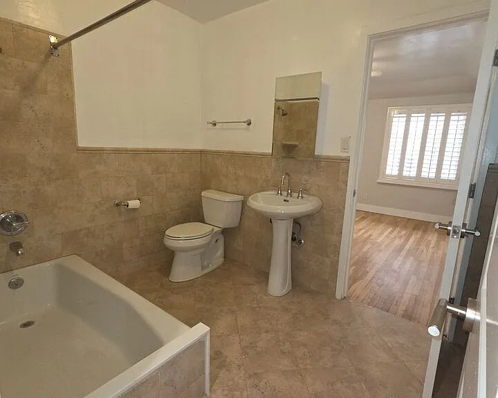418 S Roxbury Dr — Photo 23