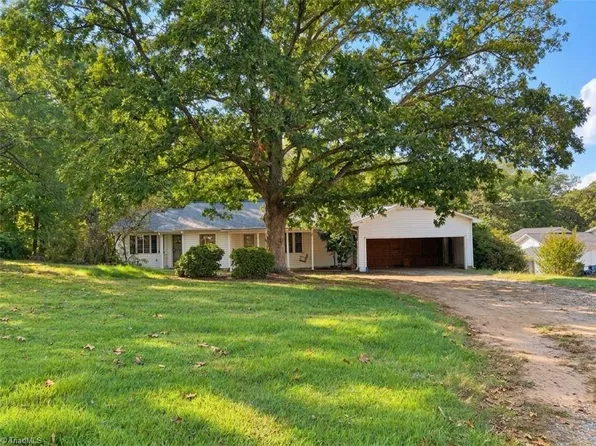 507 Pineywood Rd, Thomasville, NC 27360