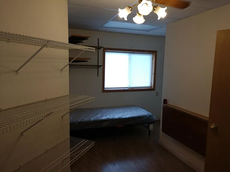 Small bedroom. Obs. Some shelves are removed
