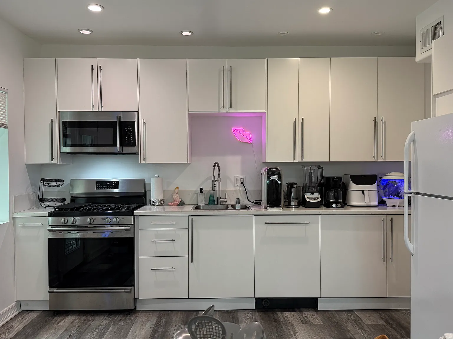 2 bed, 850 sqft, $3,200 — Photo 3