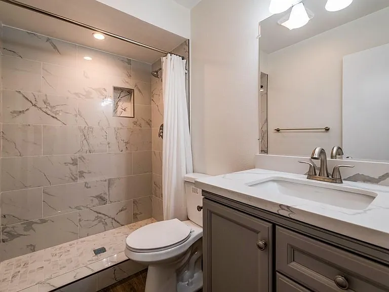5800 Owensmouth Ave #14 — Photo 19