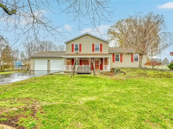 201 Bittersweet Dr, Farmington, NY 14425