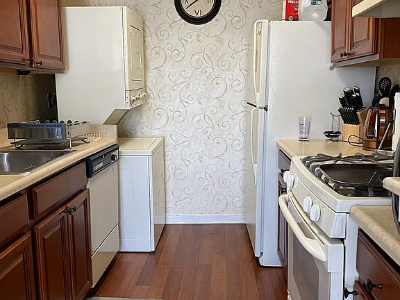Kitchen with washer/dryer