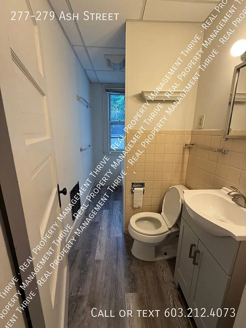 3br upper level apartment with hardwood floors — Photo 3