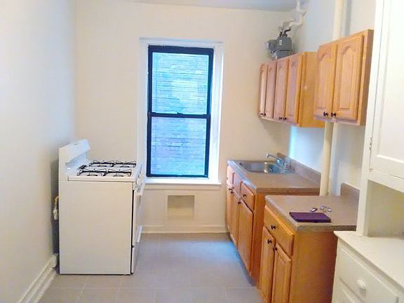5th image of 655 E 233rd St APT D10
