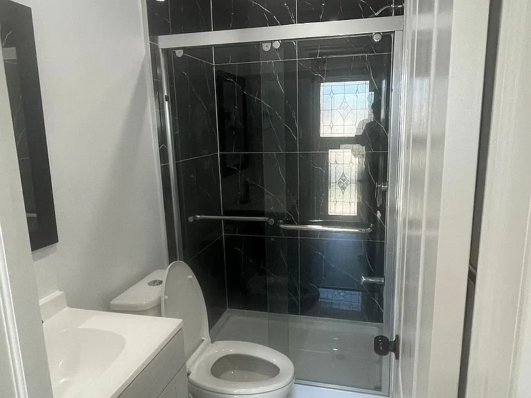 75 McMurchy Ave S #UPPER — Photo 10