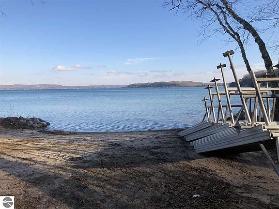 3rd image of 475 Shorewood Dr