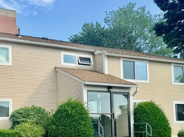 42 Saint Kolbe Dr APT D, Holyoke, MA 01040