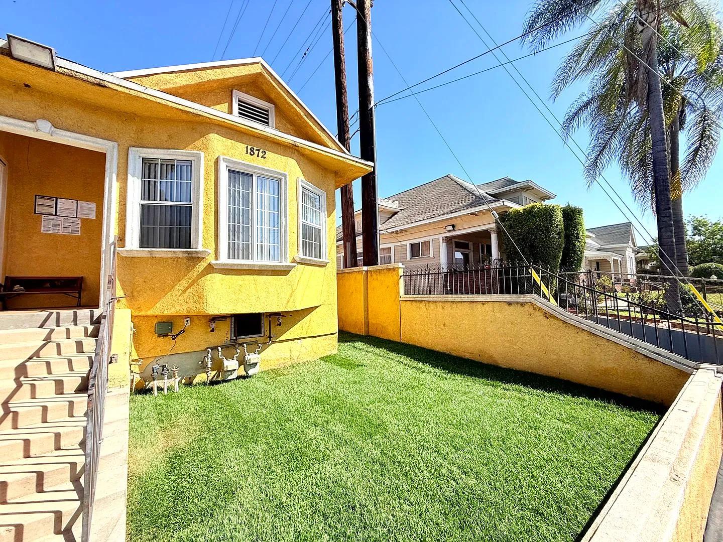 1870 & 1872 Daly Street — Photo 1