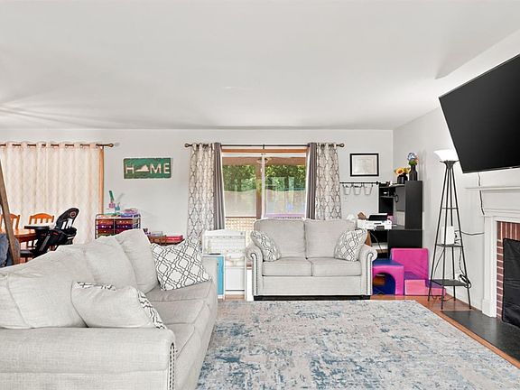 3rd image of 243 Camden Dr