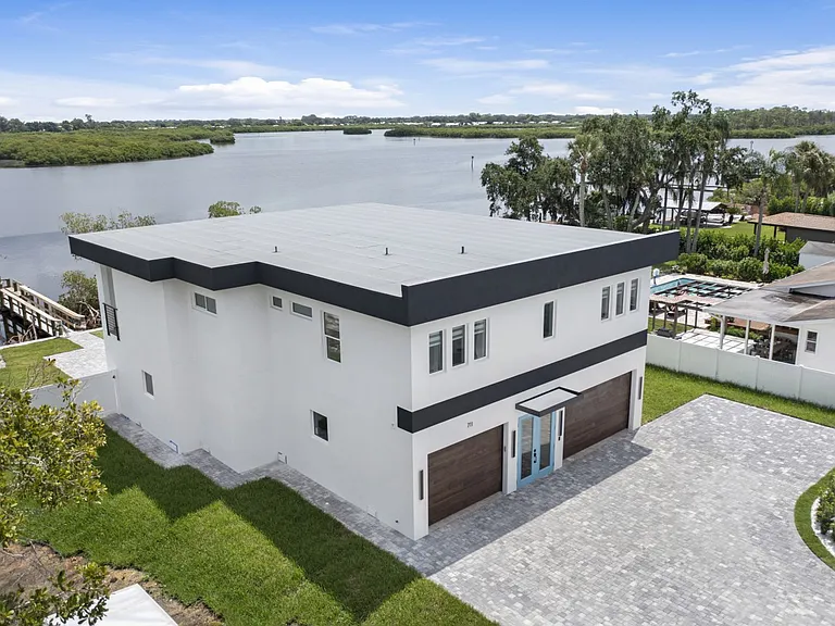 711 Tropical Dr — Photo 8