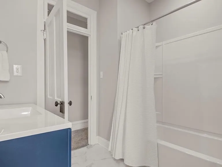 823 Locust St — Photo 9