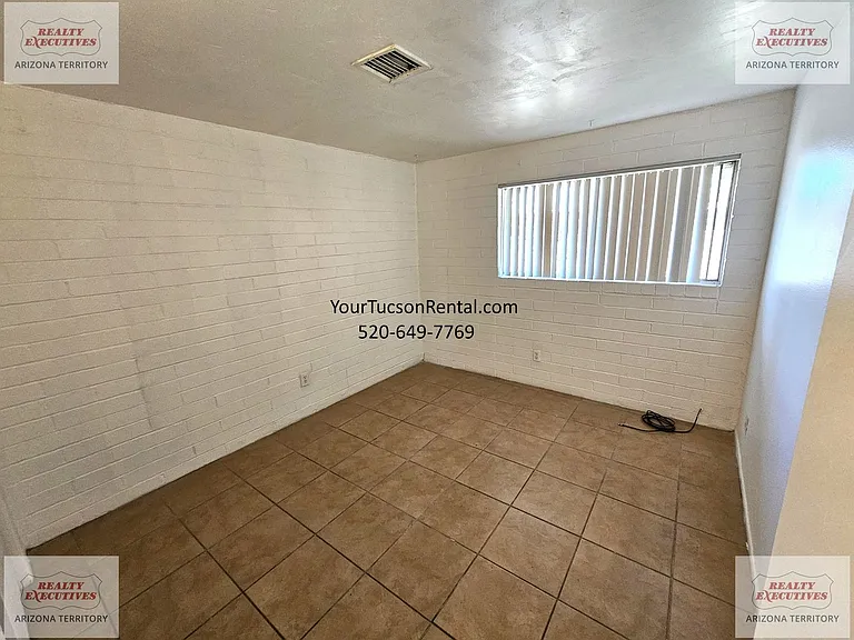 Arlington Commons - 4530 E Pima St Near Swan Road — Photo 12
