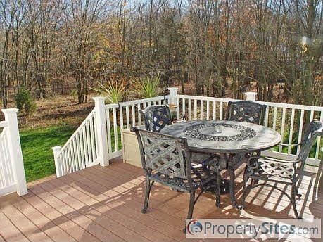 Private 4-bdrm end unit