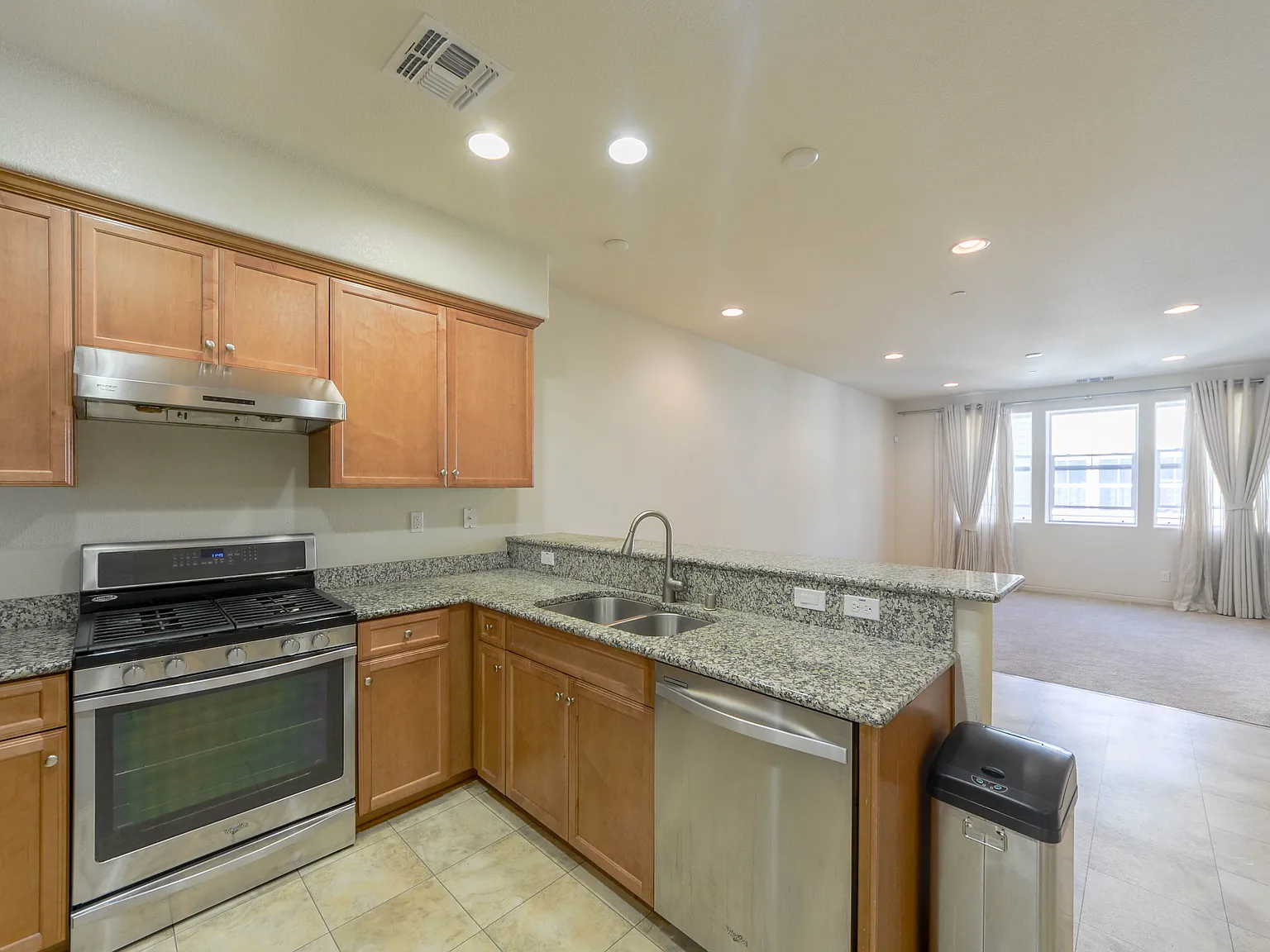 Beautiful 3 bed / 3 bath Berryessa Condo — Photo 3