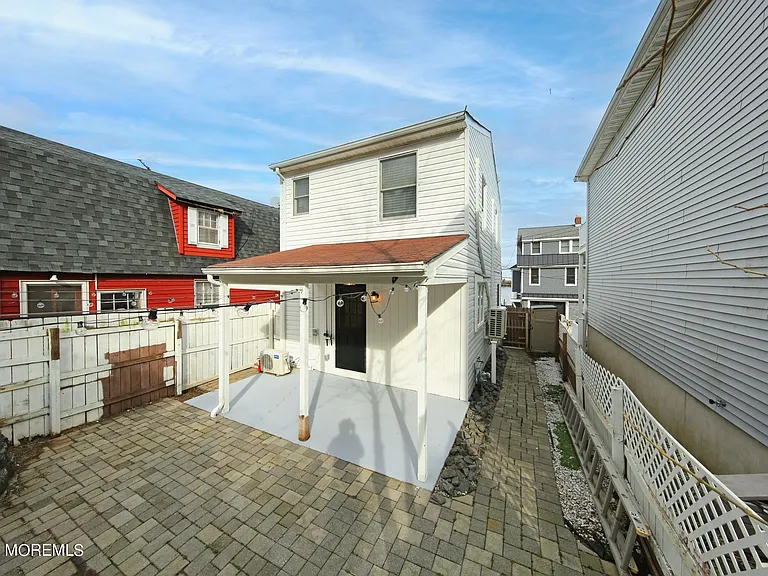67 S Bay Ave — Photo 8