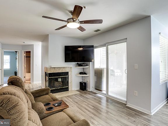 5th image of 20 Greystone Ct #B
