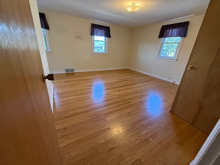 222 Lillian Ave — Photo 5