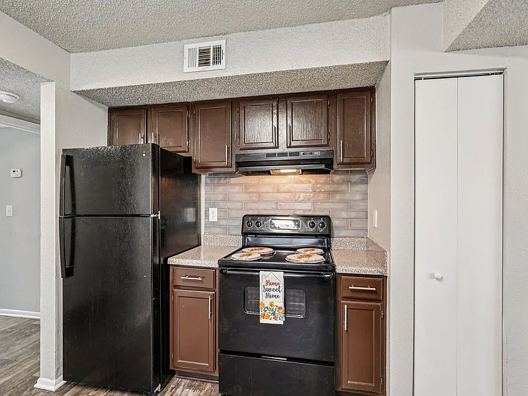 Las Palmas Apartments — Photo 68