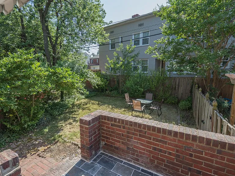 202 S Courthouse Rd — Photo 12