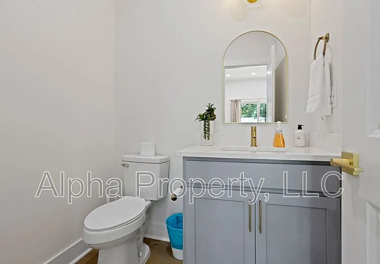 5 McDade St #B — Photo 14