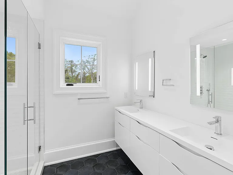 25 Fresh Pond Rd — Photo 12