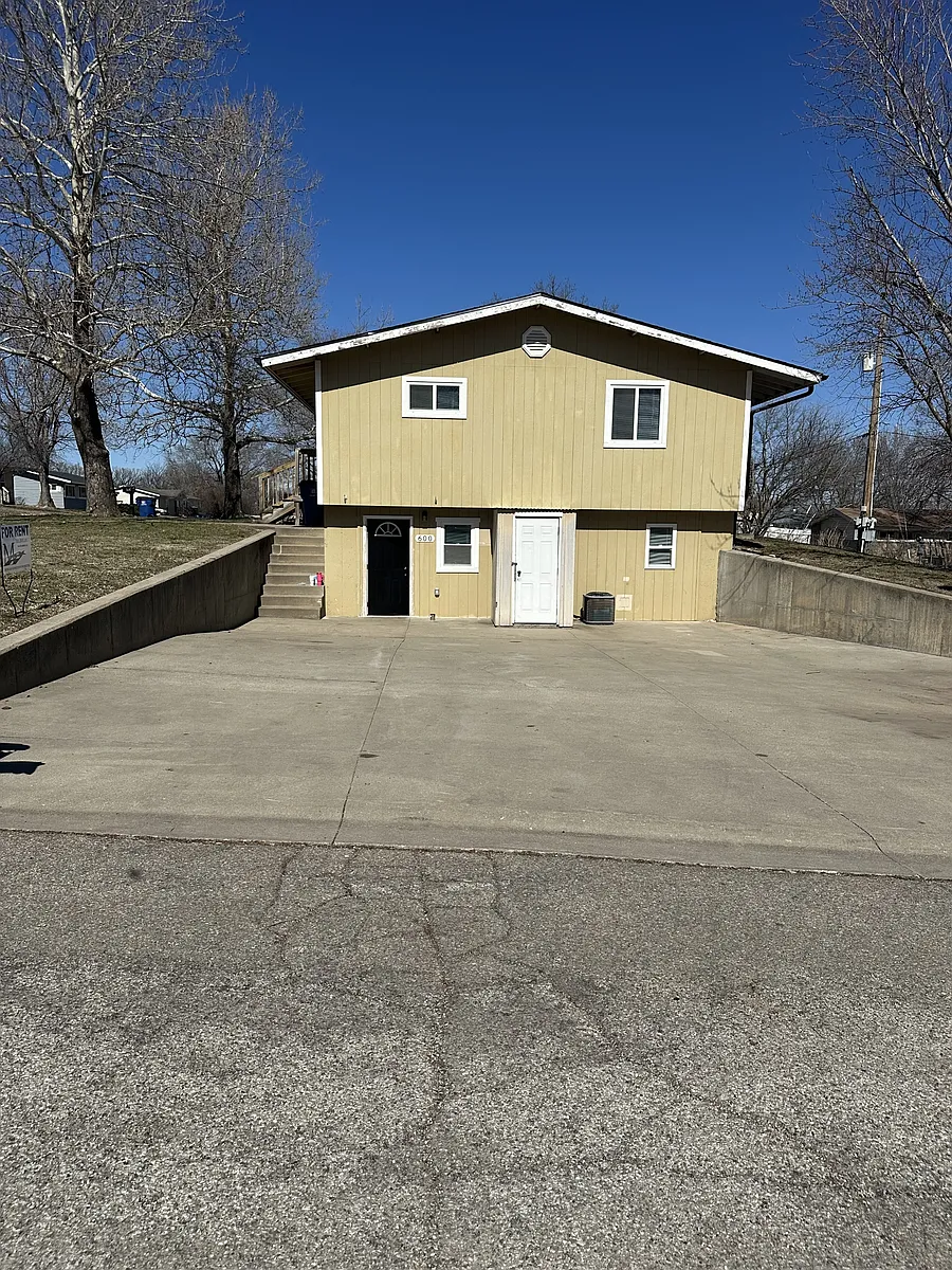 Building Photo - 600A Sara St #1
