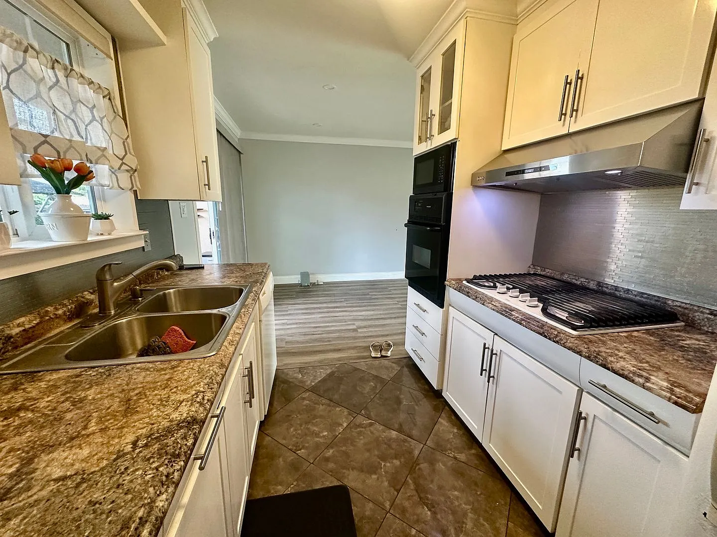 Clean two Bedroom Condo with Pool and Backyard — Photo 3