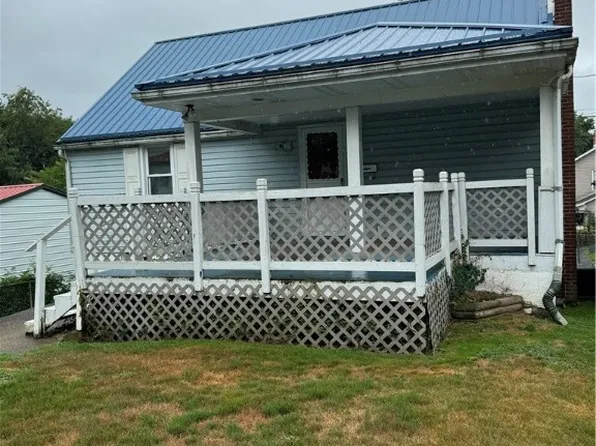 214 1/2 Floral Ave, Leechburg, PA 15656