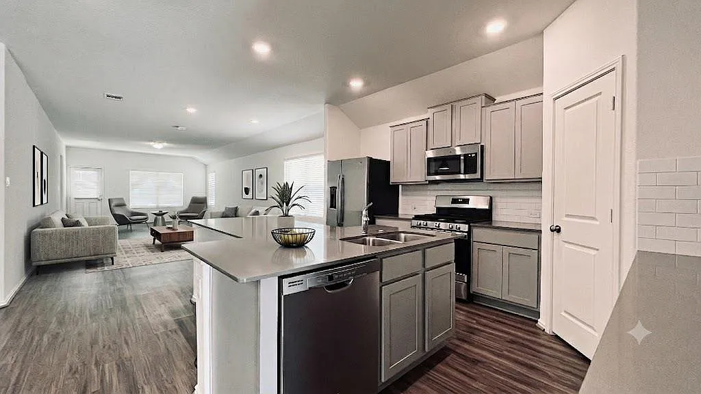 4 bed, 3.0 bath, 2022 sqft, $2,150 — Photo 2
