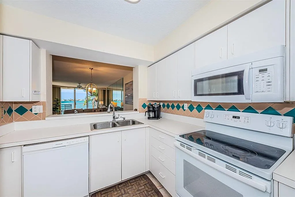 2 bed, 2.0 bath, 1185 sqft, $5,930 — Photo 4