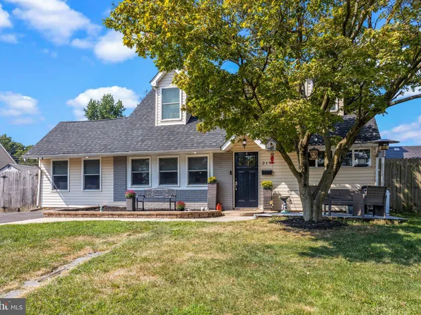 219 Plumbridge Dr, Levittown, PA 19056