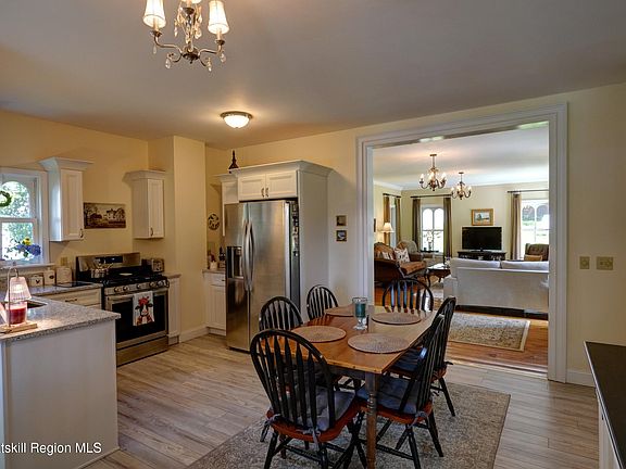 5th image of 28 Simmons Street