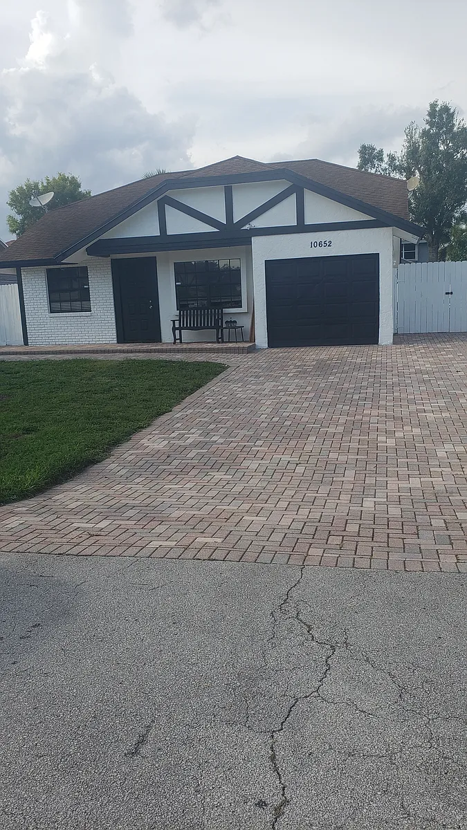 Building Photo - 10652 Boca Entrada Blvd