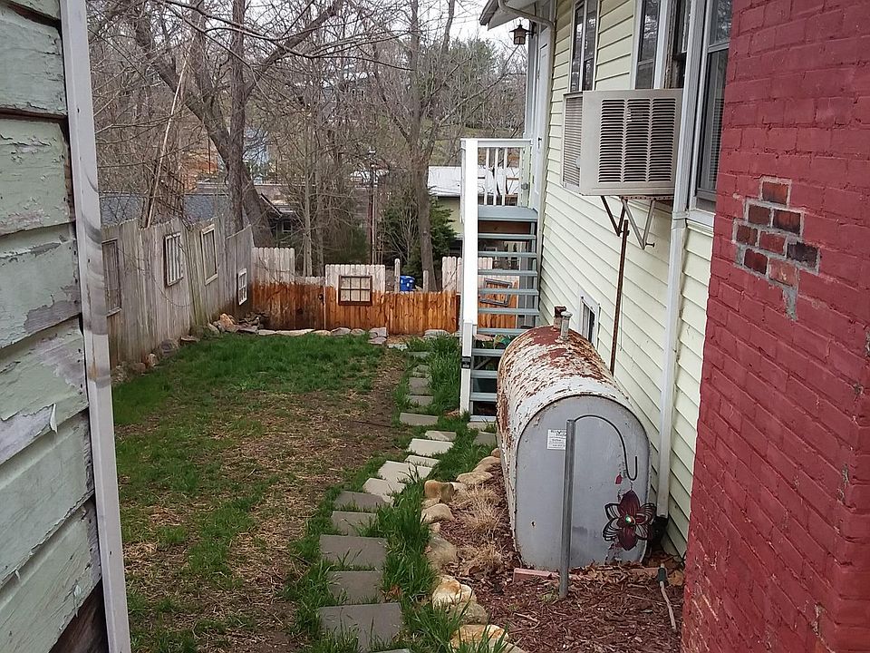 Side yard leading to rear 