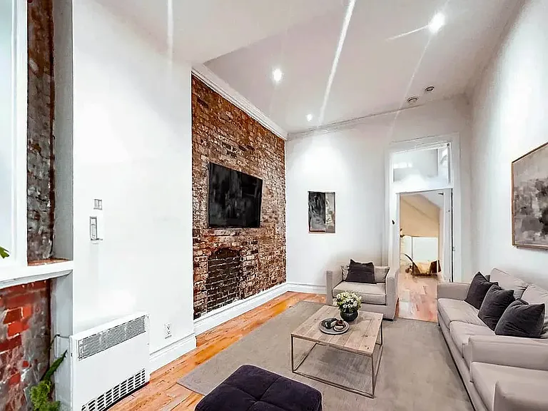 344 E 55th St #1A — Photo 1