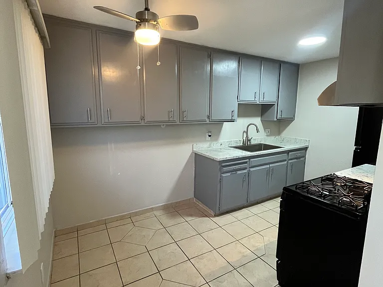 405 E Locust St #5 — Photo 5