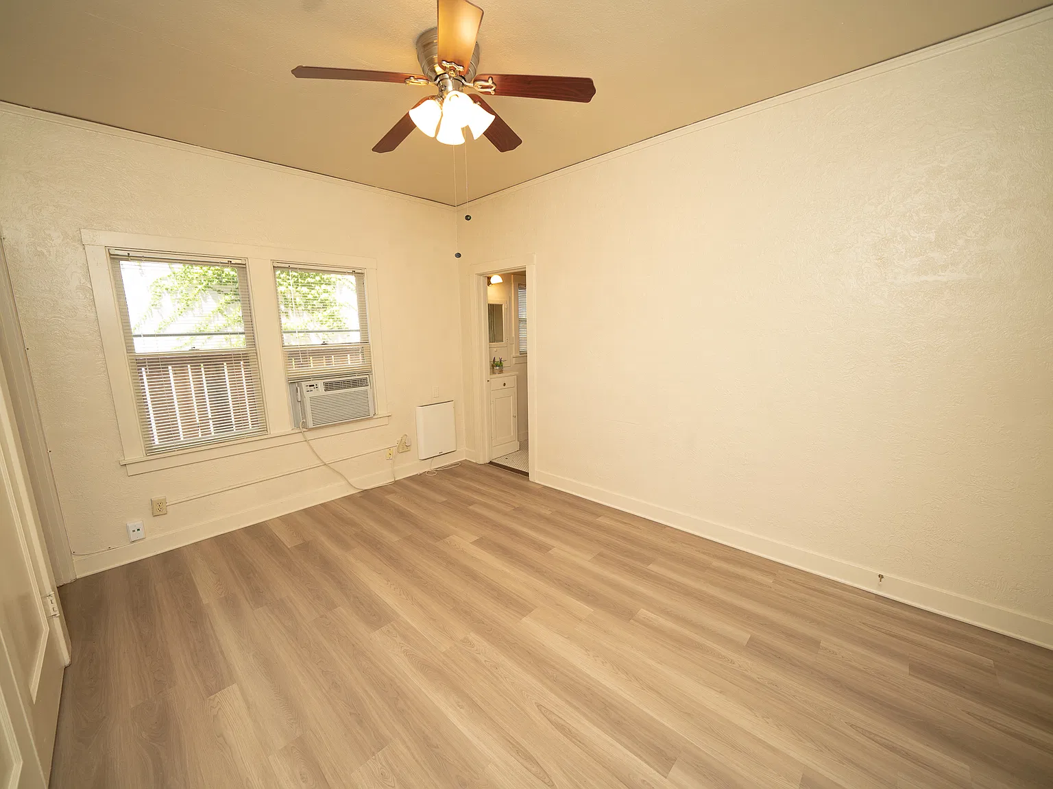 Studio, 400 sqft, $1,175 — Photo 4