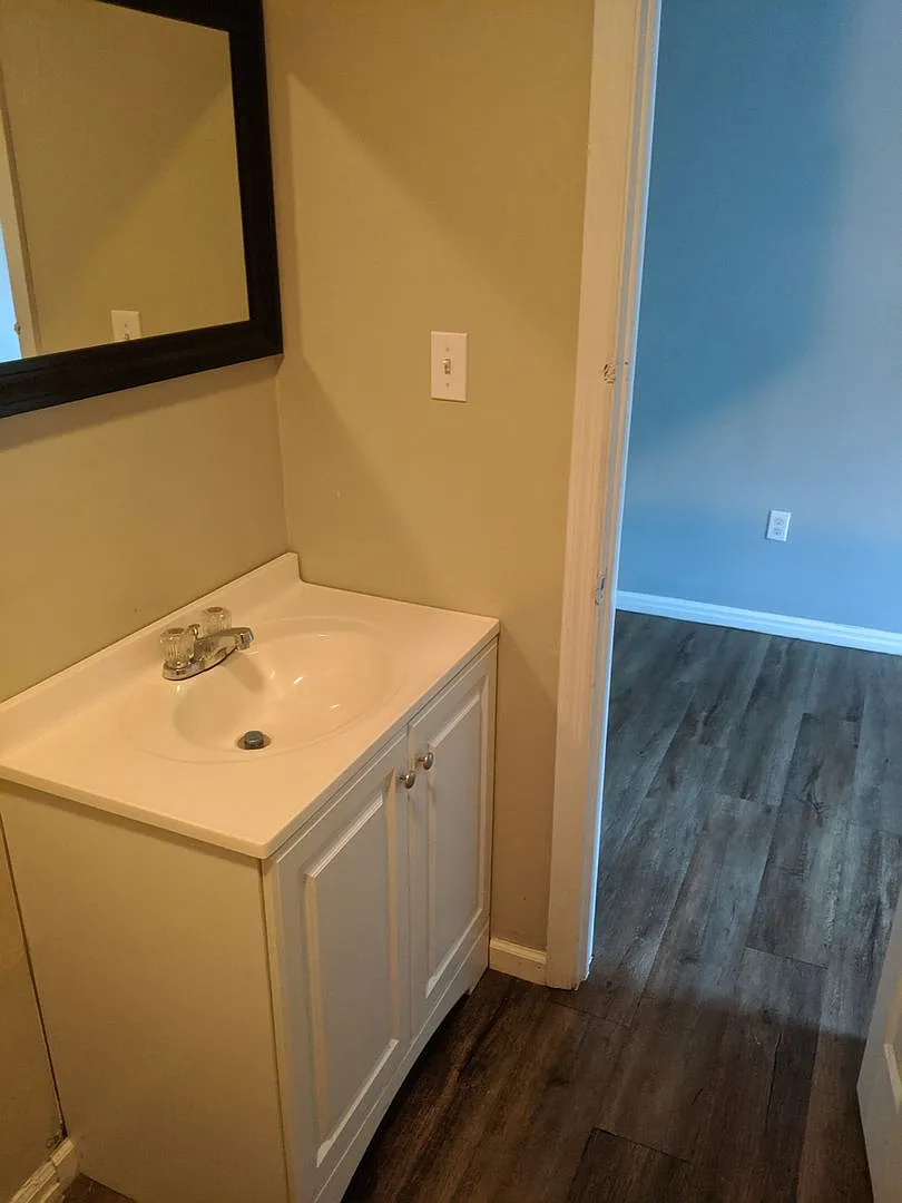 Colonial Apartments — Photo 4