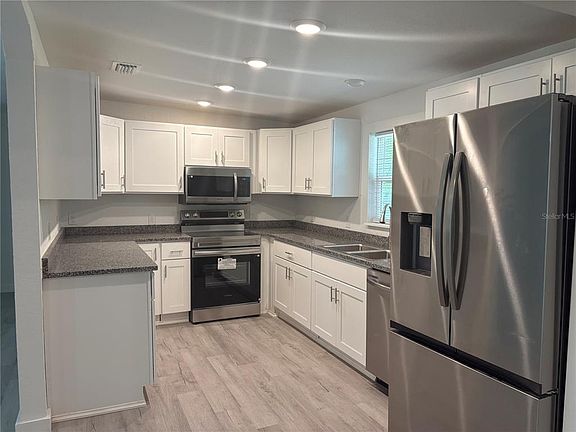 5th image of 312 SE 49th Dr