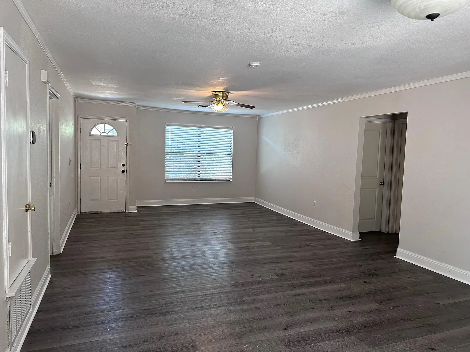 3 bed, 2.0 bath, 1274 sqft, $1,800 — Photo 4