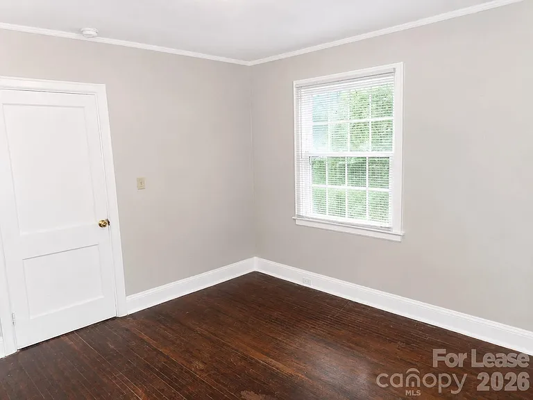 2733 Parkway Ave — Photo 6