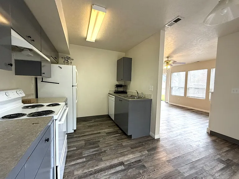 Midland 4-Plex 141 — Photo 12