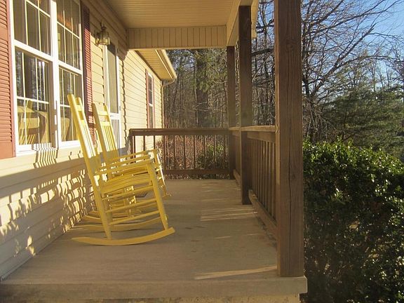 3rd image of 150 Dartmoor Dr