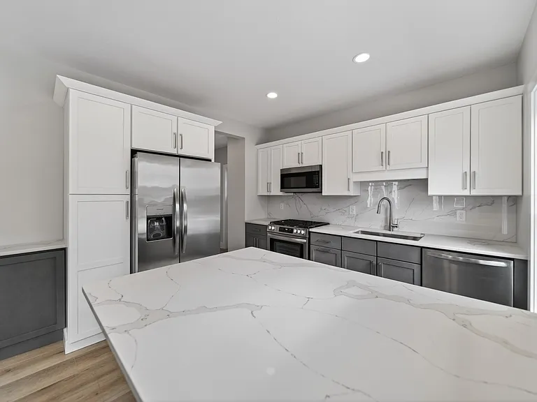 729 W 9th St — Photo 8