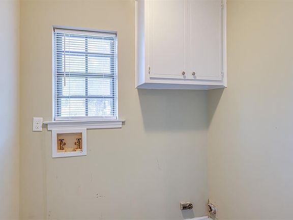 4th image of 3284 Little John Dr