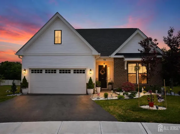 19 Magnolia Dr, Freehold, NJ 07728